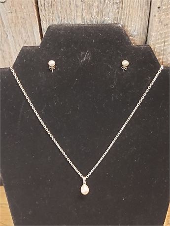 ​Classic Pearl Pendant & Earrings Set (unverified) DC