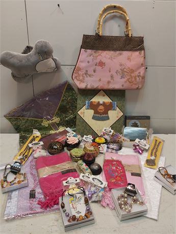 ​Mashimaro "Mischievous Rabbit" Travel Comfort & Jewelry Set 2