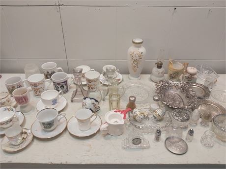 Curated Collection of Fine Vintage Tableware and Royal Memorabilia 7