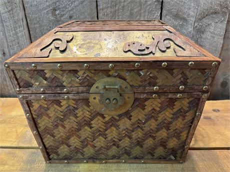 Chinese Woven Bamboo & Brass Jewelry Chest – Mid-Century Chinoiserie 1FR