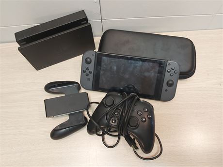 ​Nintendo Switch Console & Pro Controller Bundle – For Parts or Repair 7