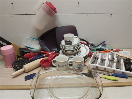 ​Assorted Kitchenware Set: Vintage Tupperware, Glass Bakeware & Pitcher 8