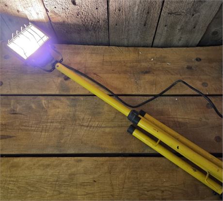 Vintage Yellow Portable Halogen Work Light with Telescoping Tripod Stand 11