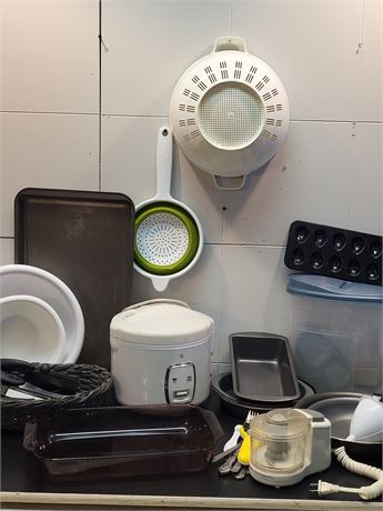 Versatile Kitchen Appliance and Bakeware Set 4