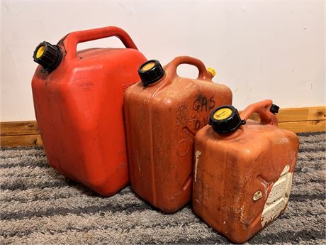 Set of 3 Vintage Plastic Fuel Cans - Assorted Sizes 9