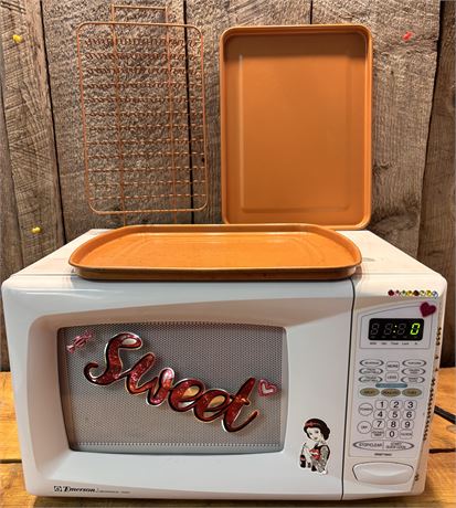 Emerson 0.7 Cu. Ft. Countertop Microwave with Copper-Tone Baking Accessories